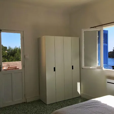 Cabanon Sur L Eau * Ensues-la-Redonne